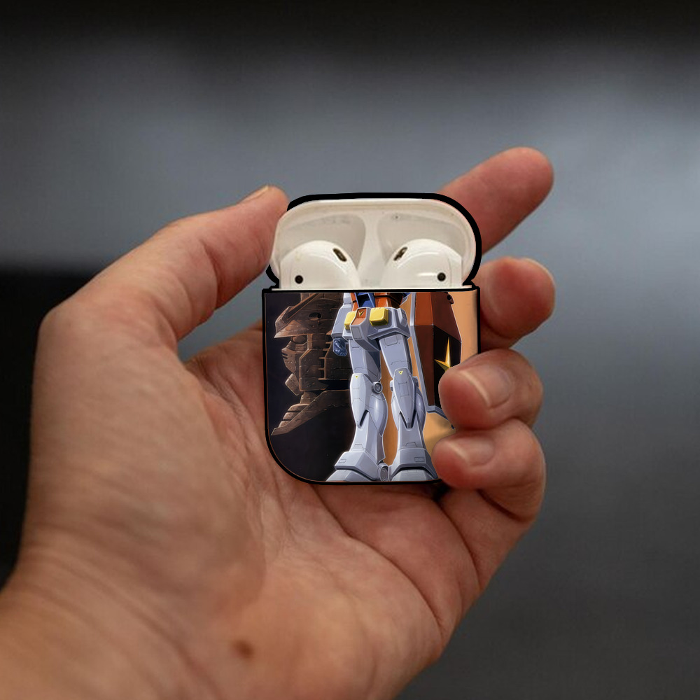 機動戦士ガンダム Mobile Suit Gundam AirPods 第2世代保護ケース ハードシェル ブラック 耐衝撃・防指紋・カラビナ付き
