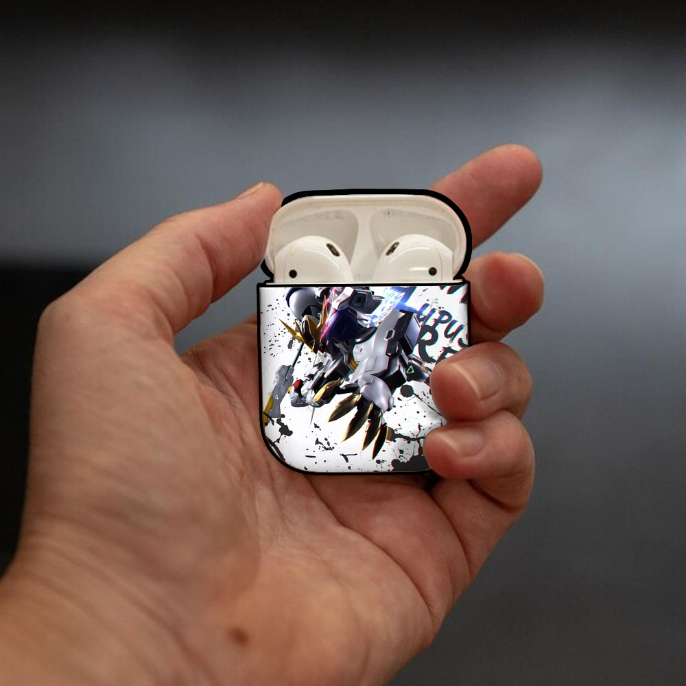 機動戦士ガンダム Mobile Suit Gundam AirPods 第2世代保護ケース ハードシェル ブラック 耐衝撃・防指紋・カラビナ付き
