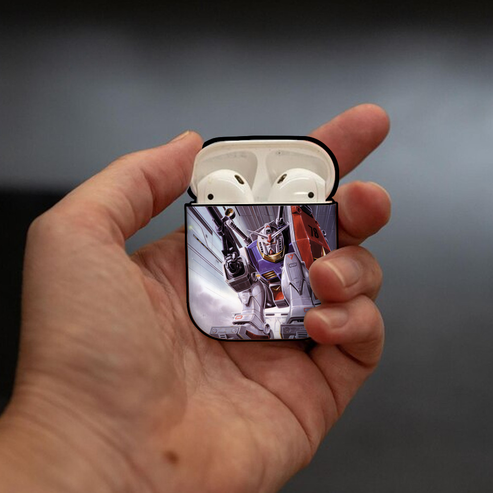 機動戦士ガンダム Mobile Suit Gundam AirPods 第2世代保護ケース ハードシェル ブラック 耐衝撃・防指紋・カラビナ付き