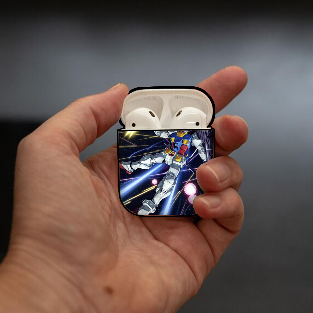 機動戦士ガンダム Mobile Suit Gundam AirPods 第2世代保護ケース ハードシェル ブラック 耐衝撃・防指紋・カラビナ付き