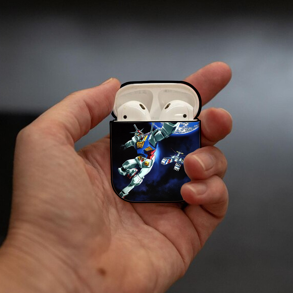 機動戦士ガンダム Mobile Suit Gundam AirPods 第2世代保護ケース ハードシェル ブラック 耐衝撃・防指紋・カラビナ付き