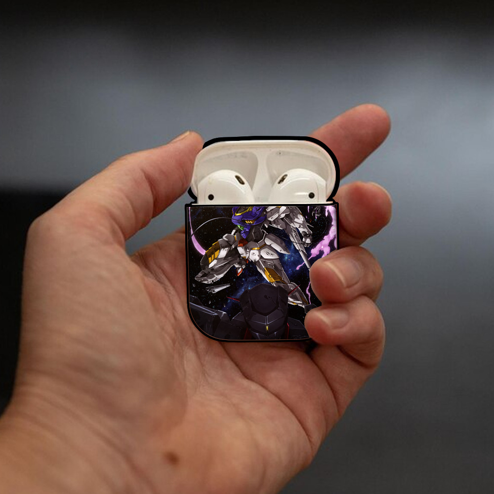 機動戦士ガンダム Mobile Suit Gundam AirPods 第2世代保護ケース ハードシェル ブラック 耐衝撃・防指紋・カラビナ付き